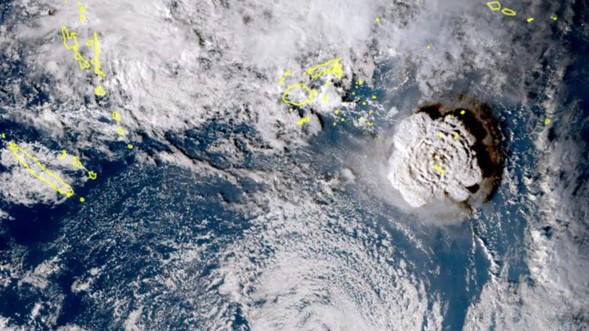Un volcán submarino entró en erupción de forma espectacular en el Reino de Tonga el 15 de enero de 2022, como se ve a la derecha en esta imagen tomada por un satélite meteorológico japonés.